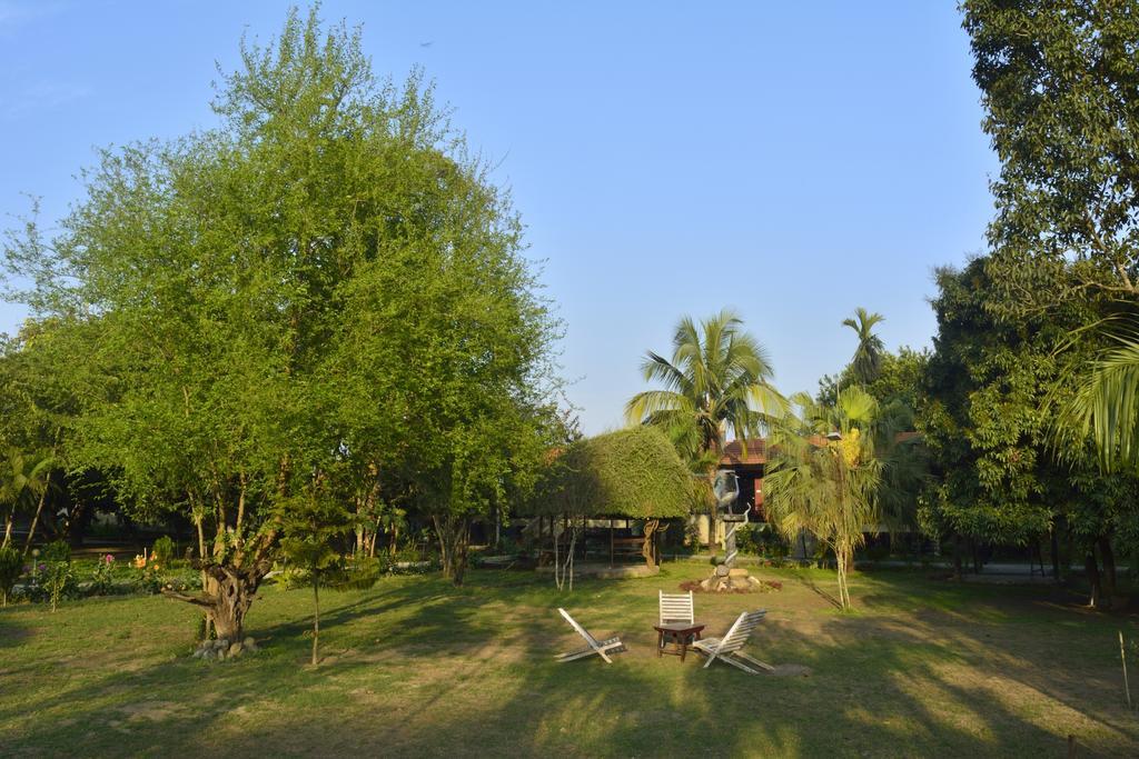 Jungle World Resort Sauraha Exterior photo