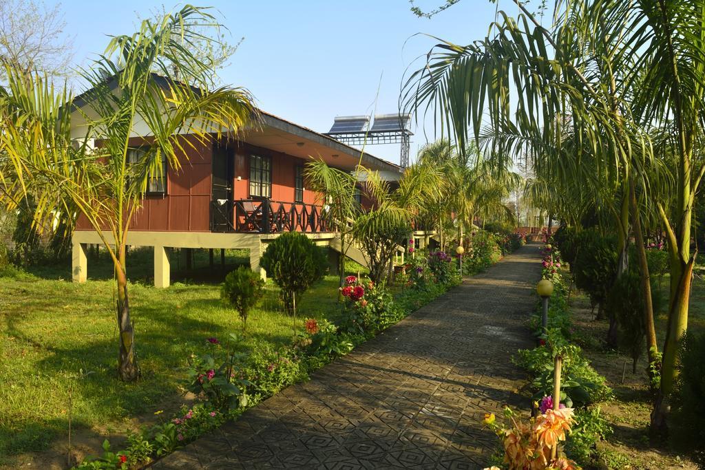 Jungle World Resort Sauraha Exterior photo