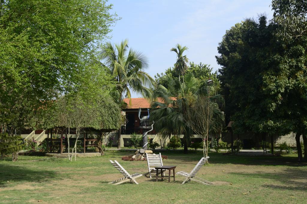 Jungle World Resort Sauraha Exterior photo