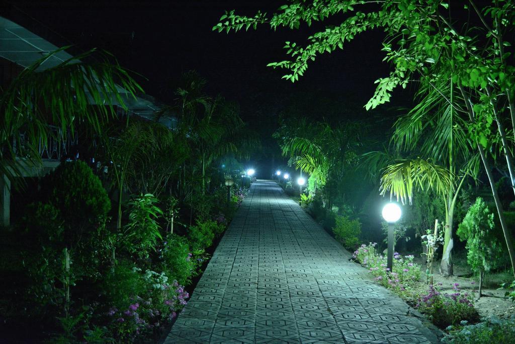 Jungle World Resort Sauraha Exterior photo