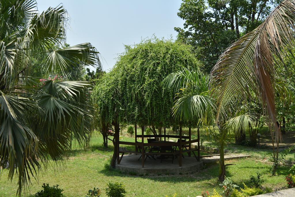 Jungle World Resort Sauraha Exterior photo