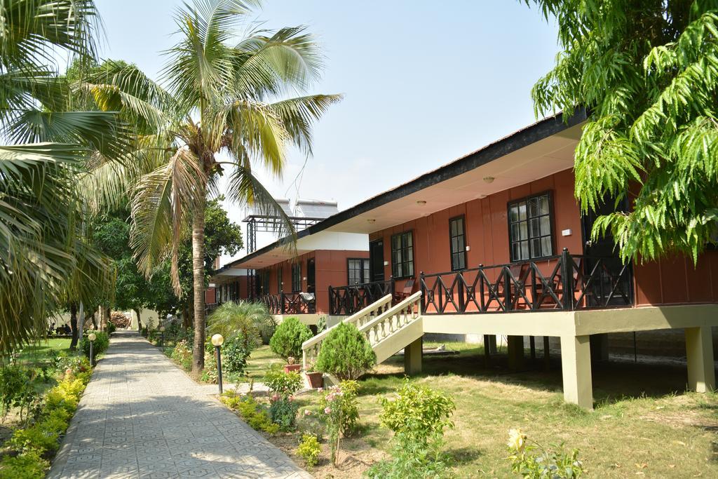 Jungle World Resort Sauraha Exterior photo