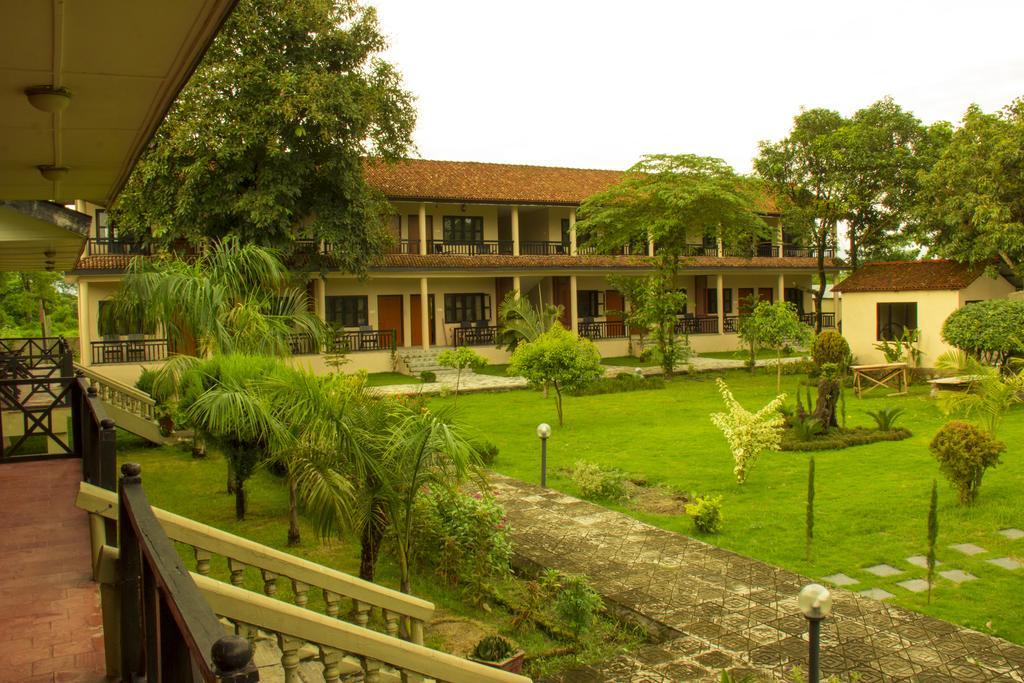 Jungle World Resort Sauraha Exterior photo