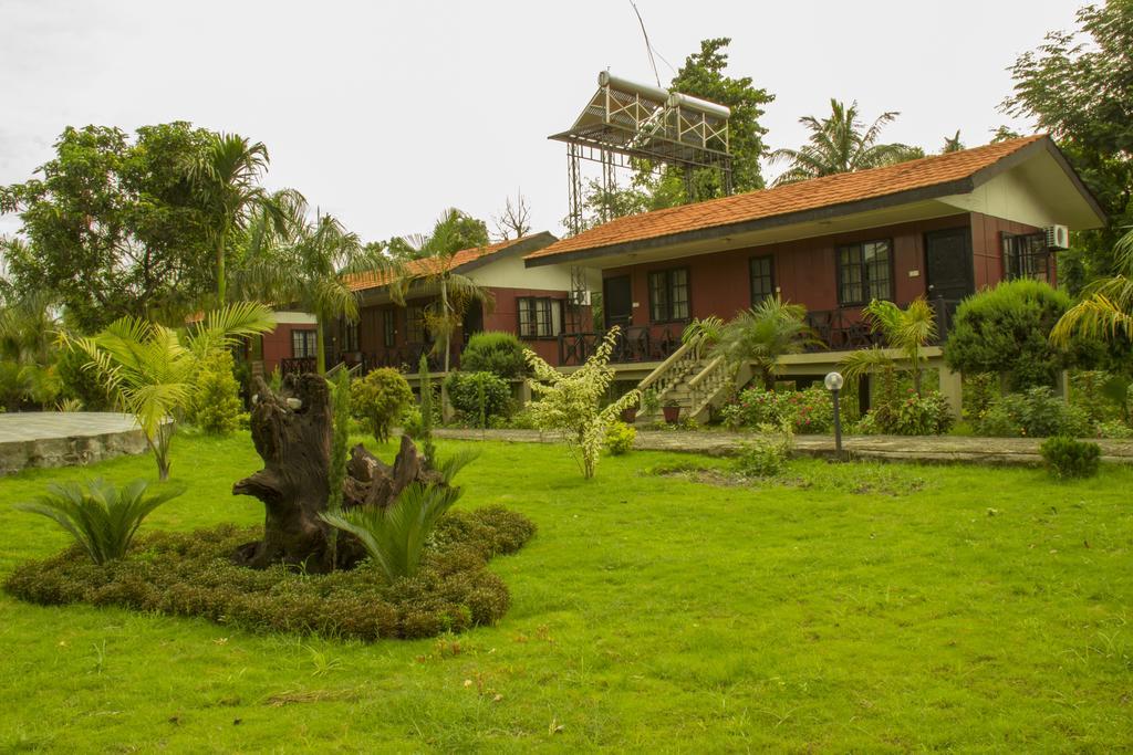 Jungle World Resort Sauraha Exterior photo