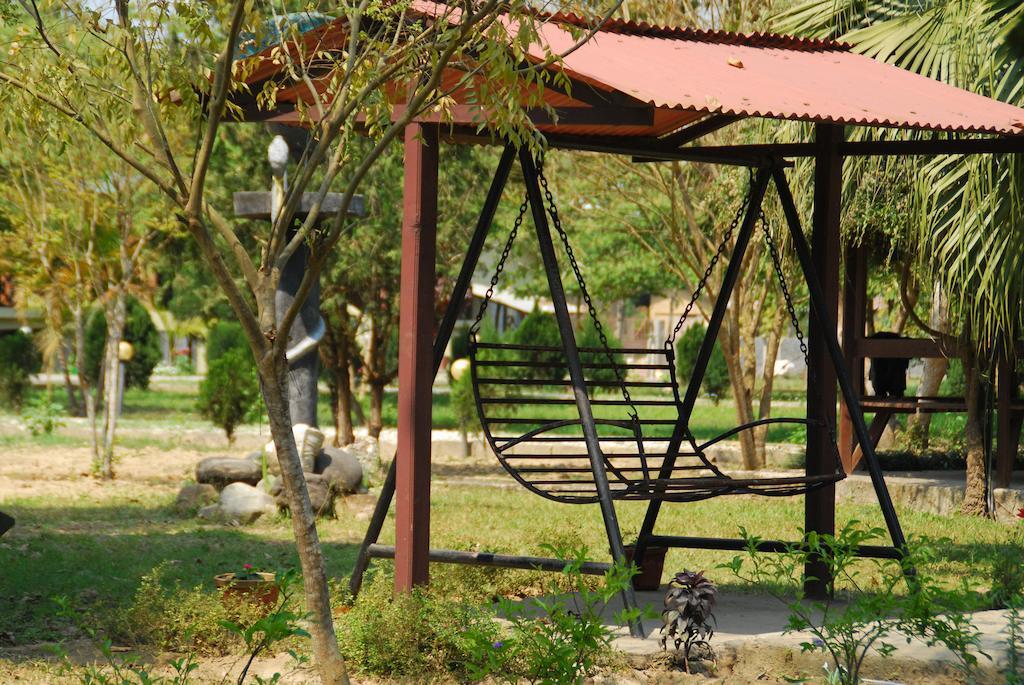 Jungle World Resort Sauraha Exterior photo