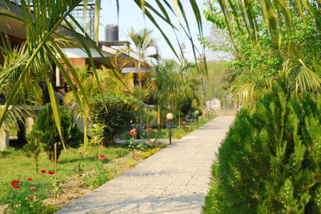 Jungle World Resort Sauraha Exterior photo