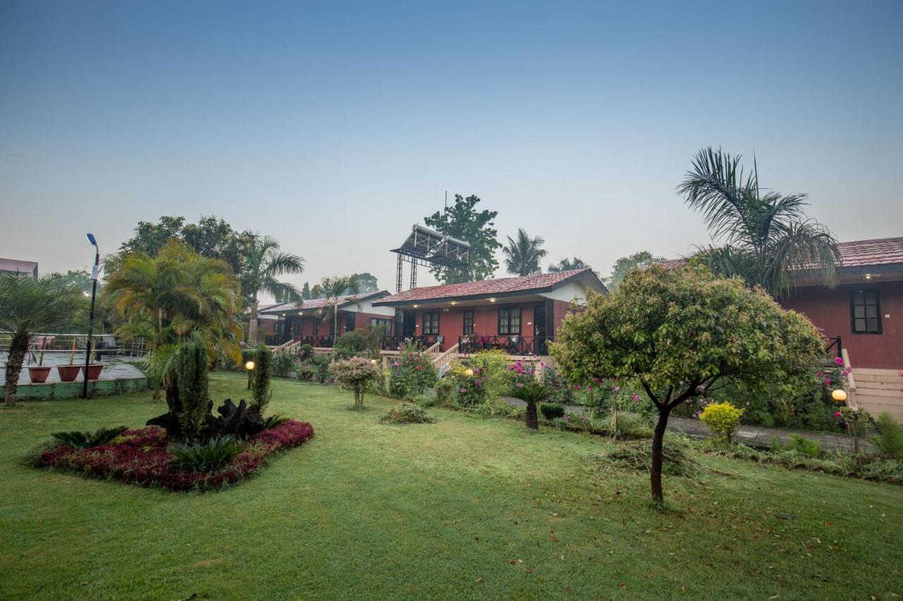 Jungle World Resort Sauraha Exterior photo