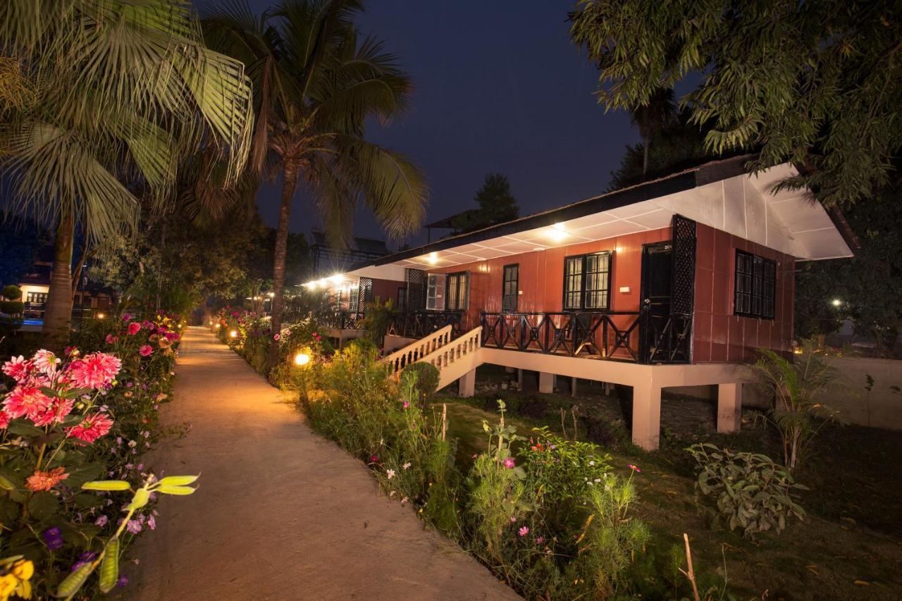 Jungle World Resort Sauraha Exterior photo